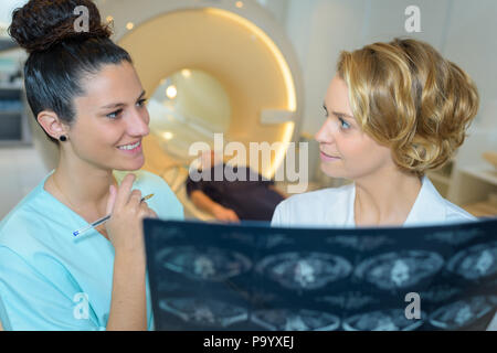 Médecin et l'infirmière les résultats de l'IRM de contrôle Banque D'Images