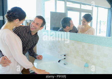 Couple l'équipement dans la salle de bain in hardware store Banque D'Images