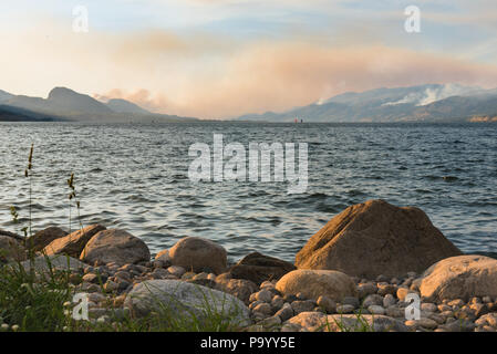 La fumée provenant des feux de forêt à partir de plusieurs incendies remplit le ciel au-dessus de lac Okanagan dans le sud de l'Okanagan Banque D'Images