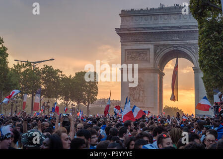 Coucher de soleil sur Paris après le 15 juillet 2018 Finale de la Coupe du Monde Banque D'Images