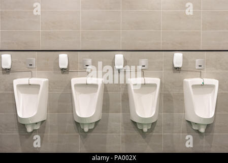 Salle de bains de l'intérieur pour le fond, les toilettes pour messieurs détail. Banque D'Images