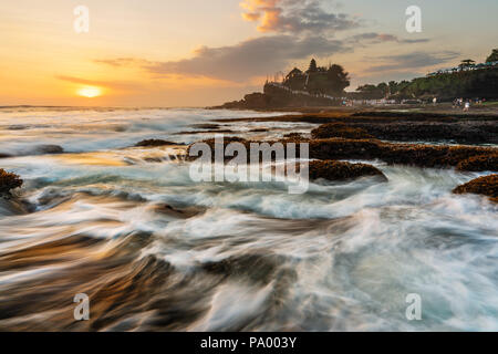 Seascape, temple de Tanah Lot à Bali, Indonésie. Célèbre attraction touristique et destination de voyage Banque D'Images