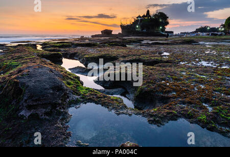 Temple de Tanah Lot à Bali, Indonésie. Célèbre attraction touristique et destination de voyage Banque D'Images