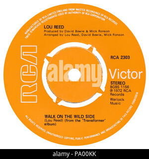 UK 45 tr/min 7' seul de marcher sur le côté sauvage par Lou Reed sur le label RCA de 1972. Écrit par Lou Reed et produit par David Bowie et Mick Ronson. Banque D'Images