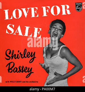 UK 45 tr/min 7' EP de Shirley Bassey intitulé l'amour à la vente sur le label Philips à partir de 1960. Comprend les chansons Crazy Rhythm, nuit et jour, le Gipsy dans mon âme et l'amour pour la vente. Organisé par Wally Stott (qui devint plus tard Angela Morley) et produit par Johnny Franz. Banque D'Images