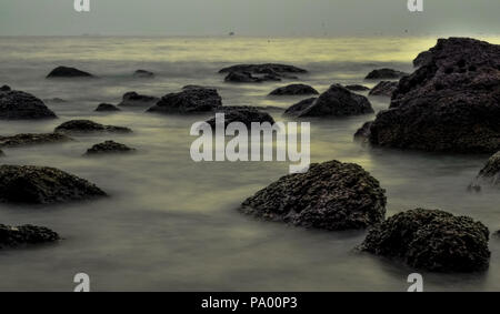 Des rochers sur la plage, dans le calme de la mer d'Oman ressemble à des rochers flottants dans le ciel Banque D'Images
