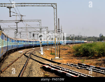 La vue du train des chemins de fer indiens tout en prenant le virage à l'approche de la gare à proximité de l'arrêt. Banque D'Images