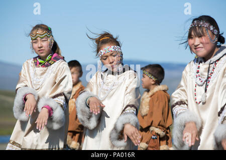 Les enfants de Lorino Village en costume traditionnel, Tchoukotka, Russie Banque D'Images