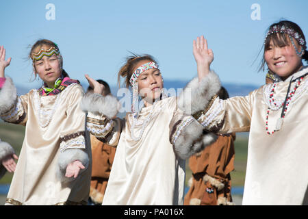 Les enfants de Lorino Village en costume traditionnel, Tchoukotka, Russie Banque D'Images