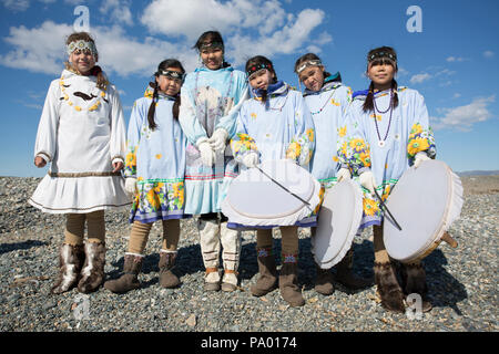 Les enfants de Lorino Village en costume traditionnel, Tchoukotka, Russie Banque D'Images