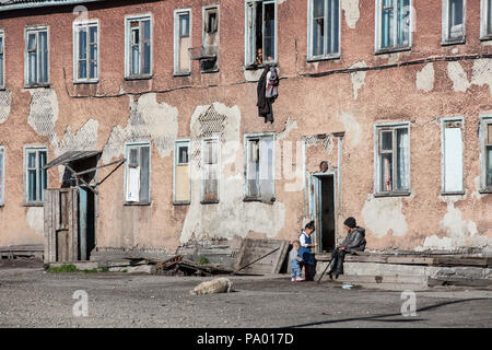 Les gens en face d'un bloc d'habitation dans Lorino, Tchoukotka, Russie Banque D'Images