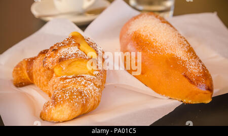 Syracuse en Sicile, Italie. Brioches à la crème frais traditionnels servis au bar table comme petit dejeuner. La lumière naturelle, pas de studio. Banque D'Images