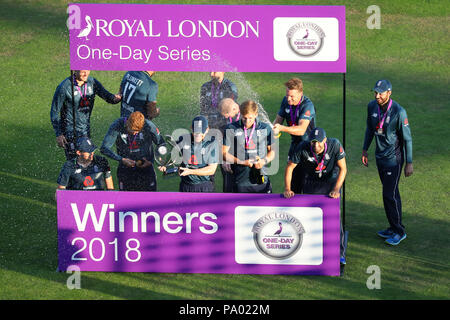 LEEDS, ANGLETERRE - 17 juillet : l'Angleterre avec le trophée après avoir remporté la 3e Royal London un jour match international et de série entre l'Angleterre et l'Inde à Headingley Cricket Ground le 17 juillet 2018 en Angleterre. Banque D'Images