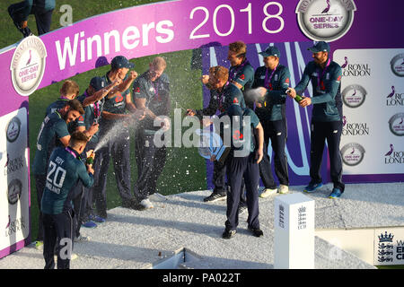 LEEDS, ANGLETERRE - 17 juillet : l'Angleterre avec le trophée après avoir remporté la 3e Royal London un jour match international et de série entre l'Angleterre et l'Inde à Headingley Cricket Ground le 17 juillet 2018 en Angleterre. Banque D'Images