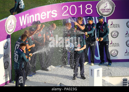 LEEDS, ANGLETERRE - 17 juillet : l'Angleterre avec le trophée après avoir remporté la 3e Royal London un jour match international et de série entre l'Angleterre et l'Inde à Headingley Cricket Ground le 17 juillet 2018 en Angleterre. Banque D'Images