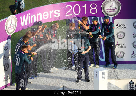 LEEDS, ANGLETERRE - 17 juillet : l'Angleterre avec le trophée après avoir remporté la 3e Royal London un jour match international et de série entre l'Angleterre et l'Inde à Headingley Cricket Ground le 17 juillet 2018 en Angleterre. Banque D'Images