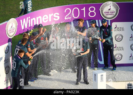 LEEDS, ANGLETERRE - 17 juillet : l'Angleterre avec le trophée après avoir remporté la 3e Royal London un jour match international et de série entre l'Angleterre et l'Inde à Headingley Cricket Ground le 17 juillet 2018 en Angleterre. Banque D'Images