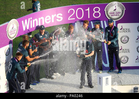 LEEDS, ANGLETERRE - 17 juillet : l'Angleterre avec le trophée après avoir remporté la 3e Royal London un jour match international et de série entre l'Angleterre et l'Inde à Headingley Cricket Ground le 17 juillet 2018 en Angleterre. Banque D'Images