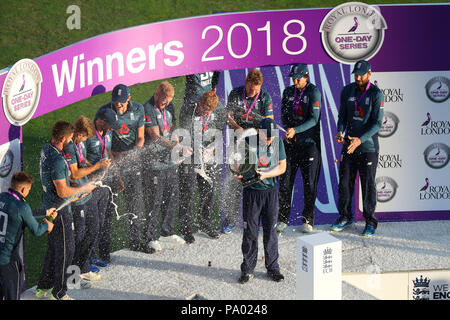 LEEDS, ANGLETERRE - 17 juillet : l'Angleterre avec le trophée après avoir remporté la 3e Royal London un jour match international et de série entre l'Angleterre et l'Inde à Headingley Cricket Ground le 17 juillet 2018 en Angleterre. Banque D'Images