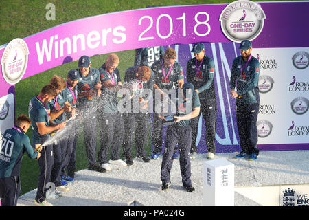 LEEDS, ANGLETERRE - 17 juillet : l'Angleterre avec le trophée après avoir remporté la 3e Royal London un jour match international et de série entre l'Angleterre et l'Inde à Headingley Cricket Ground le 17 juillet 2018 en Angleterre. Banque D'Images