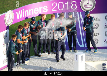 LEEDS, ANGLETERRE - 17 juillet : l'Angleterre avec le trophée après avoir remporté la 3e Royal London un jour match international et de série entre l'Angleterre et l'Inde à Headingley Cricket Ground le 17 juillet 2018 en Angleterre. Banque D'Images