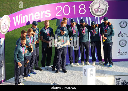 LEEDS, ANGLETERRE - 17 juillet : l'Angleterre avec le trophée après avoir remporté la 3e Royal London un jour match international et de série entre l'Angleterre et l'Inde à Headingley Cricket Ground le 17 juillet 2018 en Angleterre. Banque D'Images