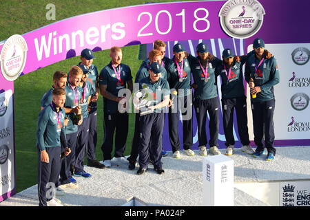 LEEDS, ANGLETERRE - 17 juillet : l'Angleterre avec le trophée après avoir remporté la 3e Royal London un jour match international et de série entre l'Angleterre et l'Inde à Headingley Cricket Ground le 17 juillet 2018 en Angleterre. Banque D'Images