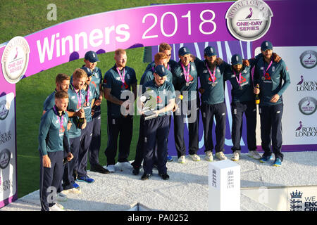 LEEDS, ANGLETERRE - 17 juillet : l'Angleterre avec le trophée après avoir remporté la 3e Royal London un jour match international et de série entre l'Angleterre et l'Inde à Headingley Cricket Ground le 17 juillet 2018 en Angleterre. Banque D'Images