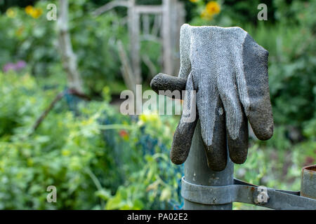 Gant de jardin sur un post dans le jardin Banque D'Images