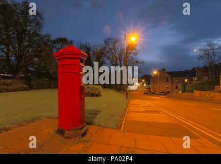 Post box rouge sur la rue principale qui traverse la ville de Jedburgh sur l'Ecosse Banque D'Images
