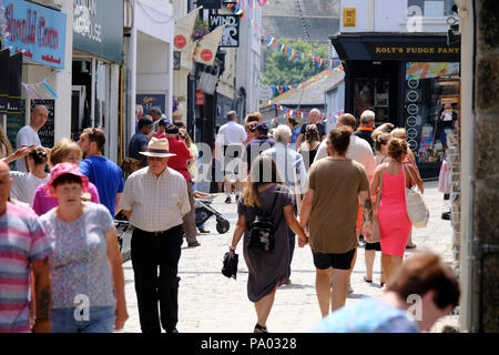 Les visiteurs le long de la rue de l'avancement dans le centre de St Ives en Cornouailles Banque D'Images