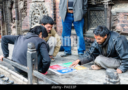 Les hommes de jouer à jeu dans Taumadhi Square, Bhaktapur, Népal Banque D'Images