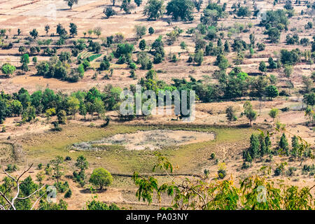 Les champs agricoles indiens et les arbres haut arial vue des collines / montagne d'un village rural de l'Inde. Banque D'Images