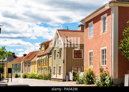 Soderkoping, Suède - le 29 juin 2018 : vie quotidienne et place le long de la rue historique Munkbrogatan sur une journée ensoleillée. Banque D'Images