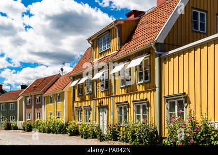 Soderkoping, Suède - le 29 juin 2018 : vie quotidienne et place le long de la rue historique Munkbrogatan sur une journée ensoleillée. Banque D'Images