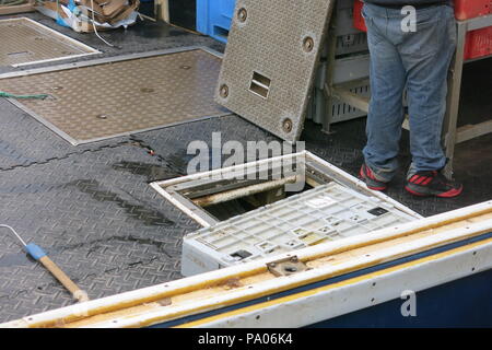 Il y a un transfert rapide des prises de homard lorsque le bateau de pêche arrive à Port Alma et les caisses sont transférés dans un van. Banque D'Images