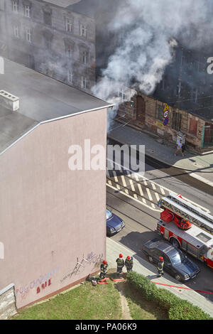 Szczecin, Pologne - 19 juillet 2018 : fire brigade se prépare à éteindre l'Incendie bâtiment résidentiel à Niemierzynska Street. Banque D'Images