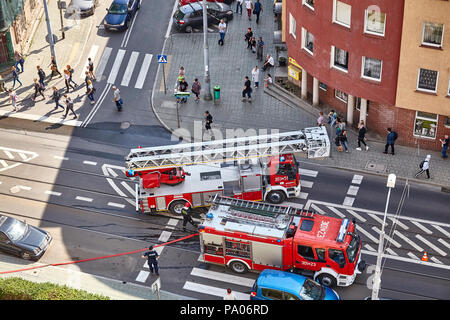 Szczecin, Pologne - 19 juillet 2018 : fire brigade se prépare à éteindre l'Incendie bâtiment résidentiel à Niemierzynska Street. Banque D'Images