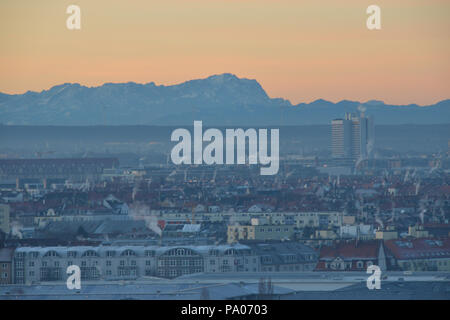 Panorama de la ville de Munch et les Alpes avec le Zugspitze un froid matin d'hiver Banque D'Images