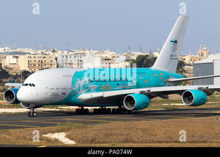 Luqa (Malte, 19 juillet 2018 : Hi Fly Malte Airbus A380-841 [9H]-MIP au départ de Malte après peinture en couleurs spéciales 'Save les récifs coralliens' chez ACM Banque D'Images