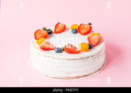 Yaourts crémeux délicieux gâteau sain avec des fraises, bleuets sur le fond rose. Photo d'un menu ou d'une confiserie catalogue. Séle Banque D'Images