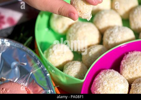 Cookies faits maison à la noix de coco grillée au picnic à l'extérieur. Bols colorés plein de délicieux gâteaux. Concept de vacances en famille dans la nature et en mauvaise santé Banque D'Images