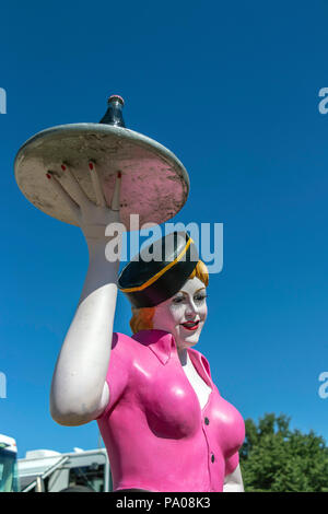 Mannequin d'époque d'un serveur de saut à la ligne féminin sur patins à roulettes avec coke sur un plateau au salon automobile américain classique Stars & Stripes Banque D'Images