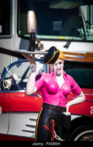 Mannequin d'époque d'un serveur de saut à la ligne féminin sur patins à roulettes avec coke sur un plateau au salon automobile américain classique Stars & Stripes Banque D'Images