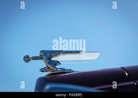 Close up of chrome hood ornament on 1940 Packard super 8 Banque D'Images