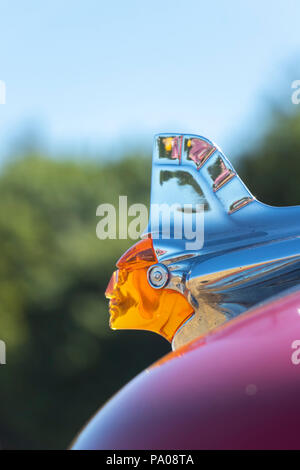 Gros plan de la décoration indienne de capot Pontiac des années 1950 au salon de voitures américaines Stars & Stripes, Tatton Park Banque D'Images