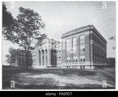 . Anglais : Engineering College Building sur le campus de l'Université de Cincinnati de Cincinnati, Ohio, United States, conçu par Tietig et Lee. Date inconnue ; terminus ad quem est octobre 1912 620 Engineering College Building, University of Cincinnati Banque D'Images