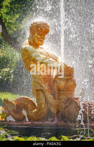 Vue sur fontaine Triton grande cascade dans Pertergof, le 18 Juil 2018 à Saint-Pétersbourg, Russie Banque D'Images