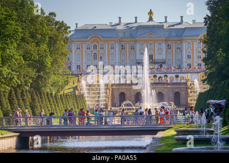 Saint-pétersbourg, RUSSIE - 18 juil 2018, Vue Panoramique grande cascade dans Perterhof, la plus grande fontaine ensembles, à Saint-Pétersbourg, Russie Banque D'Images