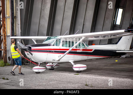 Un aéronef monomoteur, ultra léger avion prêt pour le vol. Projet pilote se retire de l'air petit moteur plane dans un vieux hangar d'aéroport. Secteur airp Banque D'Images